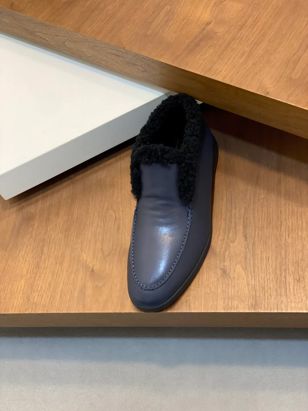 Men's Men's Shoes💰860 LoroPiana/nuoyoupiana men's new autumn and winter wool shoes, Dongguan-made raw materials are in great demand! This casual shoe is made of imported calfskin, with a full wool lining and insole for an extraordinarily comfortable and warm wearing experience. The ultra-light two-color rubber sole creates a charming modern aesthetic. There is an LP logo on the bottom. The style is simple and fashionable, and the upper foot is comfortable, warm and breathable! Comes complete with original box packaging! Size: 39-40-41-42-43-44 standard leather shoe size (45/46 can be customized but does not support returns)
